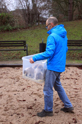 Uli transportiert die Welpen zum Kinderspielplatz der Wohnanlage.