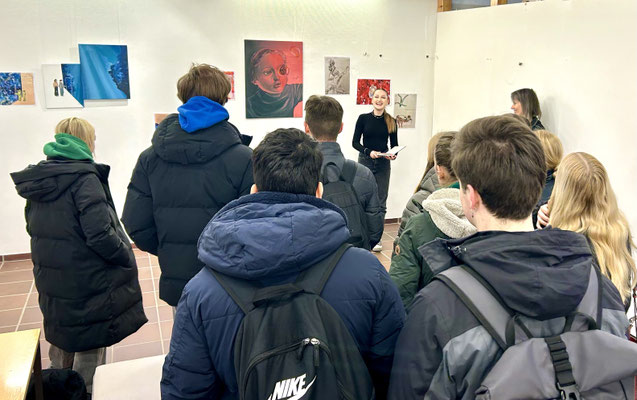 Ausstellung BBK Demokratie Sophie Gajbach im Gespräch mit Schülerinnen und Schüler des Lessing-Gymnasiums