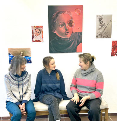 Im Gespräch zur Vorbereitung der Ausstellung (von links): Kerstin Sörensen, Sophie Gajbach und Simona Staehr. 