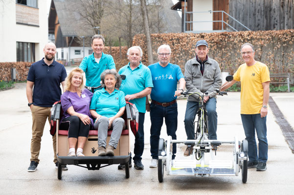 Klaus König (rechts) mit dem Rikscha-Team