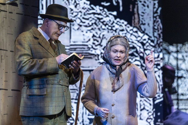 als frau Kralitschek in "Der Bockerer", mit Alexander Kuchar, Regie: Bruno Max, Foto: Bettina Frenzel, Stadttheater Mödling Mai26