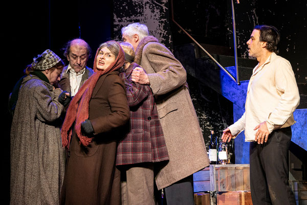 als Fr Zapletal in Unten durch/Heinz Unger,mit Samantha Steppan, Georg Kusztrich, Jörg Stelling und Phillip Stix, Foto: Bettina Frenzel, Jörg Stelling, Phillip Stix Regie: Marcus Ganser, Foto: Bettina Frenzel