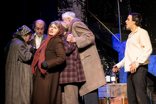 als Fr Zapletal in Unten durch/Heinz Unger,mit Samantha Steppan, Georg Kusztrich, Jörg Stelling und Phillip Stix, Foto: Bettina Frenzel, Jörg Stelling, Phillip Stix Regie: Marcus Ganser, Foto: Bettina Frenzel