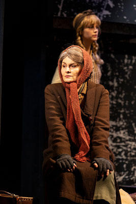 in Unten durch/Unger,mit Fanny Fuhs Stadttheater Mödling, Scala Wien, 2025, Foto: Bettina Frenzel