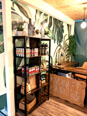 Lädchen Westerburg, zeigt verschiedene Holzöle