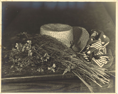 photo photographie époque tirage argentique nature morte chapeau paille