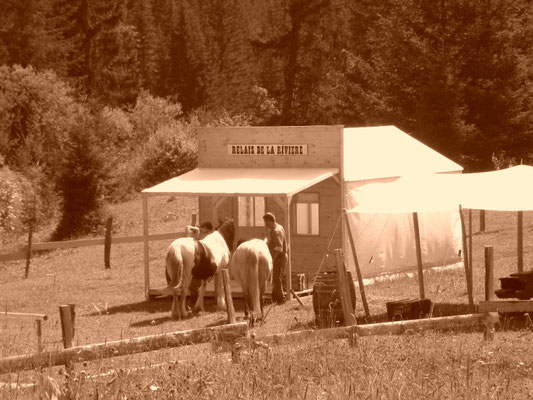 Décor Tente Relais de la Rivière - Tentes Western - Saloon