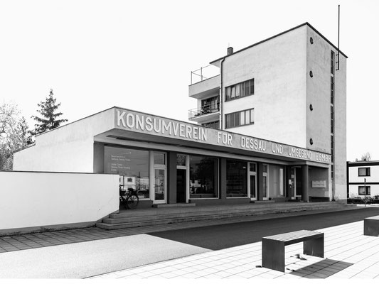 Konsumgebäude / Dessau-Roßlau / 1928 / Walter Gropius