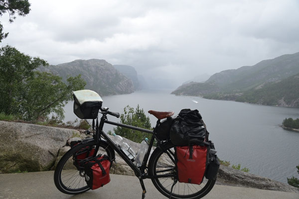 Bei der Ankunft am Lysefjord ist noch einigermaßen Sicht