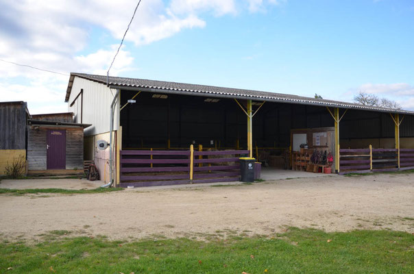 Les stabulations abritent nos poneys d'élevage à l'entrée des écuries 