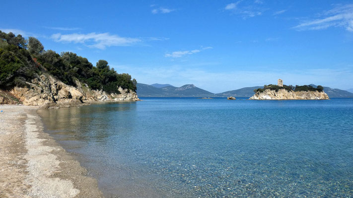 Strand und Insel Pyrgos Nesiotissas auf Euböa.