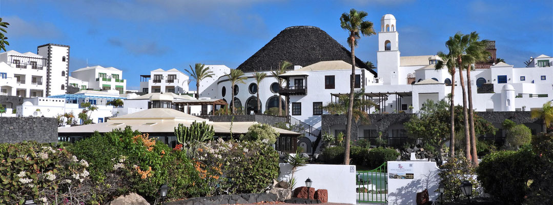 Das Hotel "El Volcan" in Playa Blanca. Alle Gebäude auf diesem Bild gehören übrigens zu dem Hotelkomplex, der derzeit ebenfalls geschlossen ist.