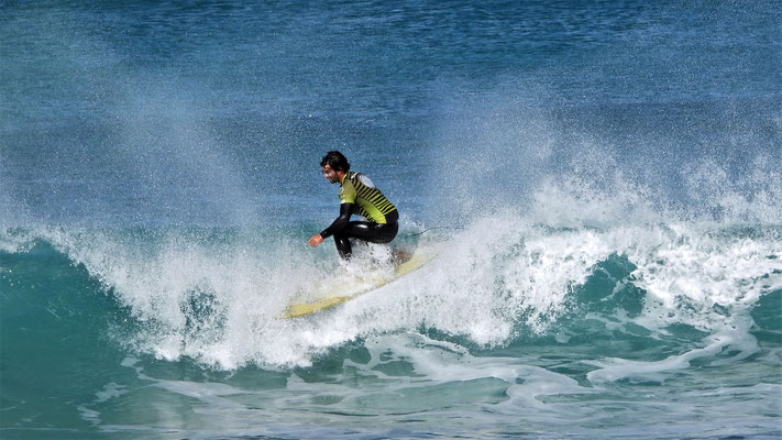 Surfer in der Famarabucht.