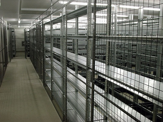 Lagerregale für Keller, Archiv, Schutz durch Gitter - (Einkleidung mit einer Gitter-Rückwand - optional erhältlich!). lagerconsulting.at