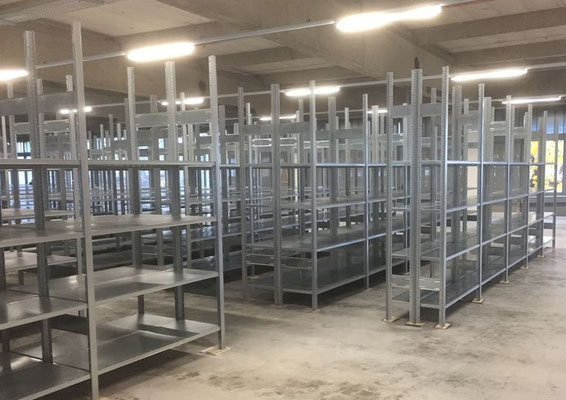 Gebrauchte Industrie Fachbodenregale ohne Kreuze hinten am Regal, ideal auch zum hintereinander stellen. lagerconsulting.at