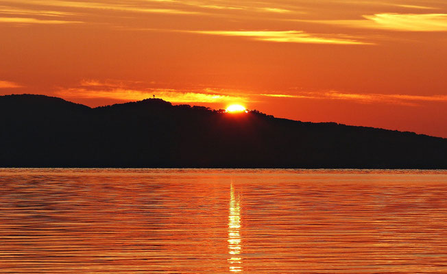 Die Sonne geht über dem Berg Marian auf