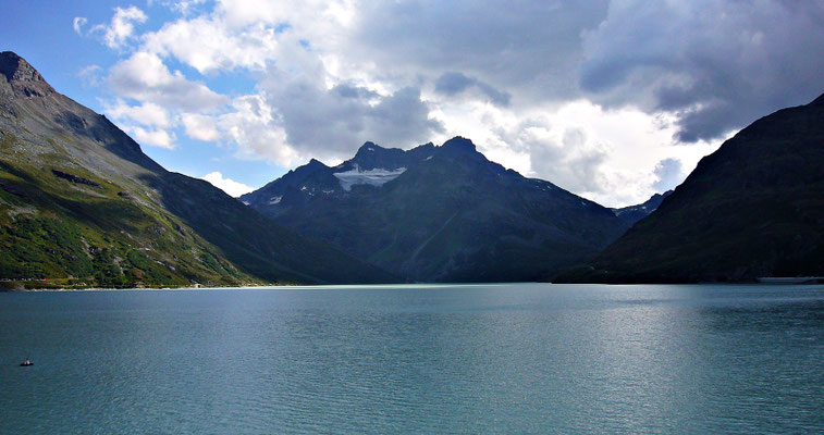 Der Stausee mit Blick auf den Piz Buin