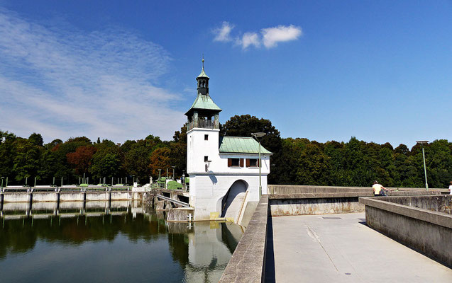 Der Turm des Wehres