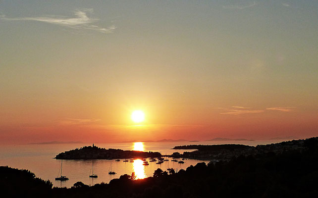 Blaue Stunde und ein Sonnenuntergang bei Primosten