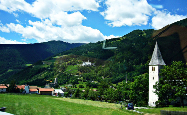 Blick auf die Burg Burgeis