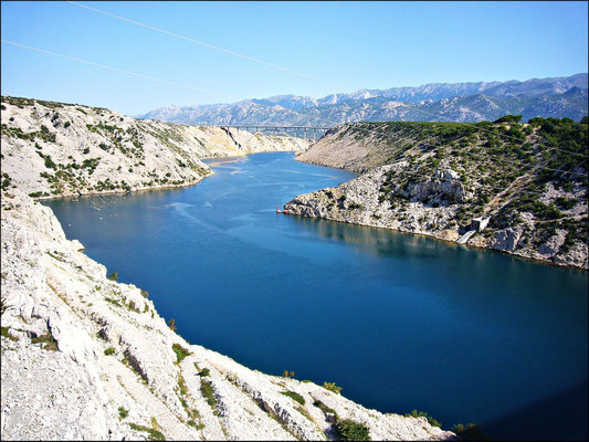 Kanal von Maslenica mit Blick auf die Autobahnbrücke