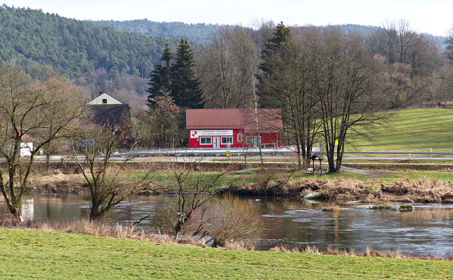 Der Fluss Regen im Frühjahr und Herbst