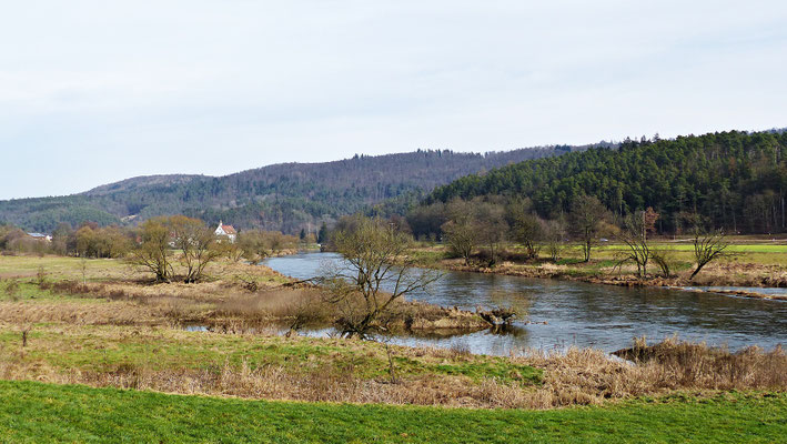 Der Fluss Regen im Frühjahr und Herbst