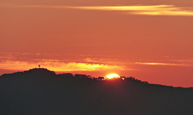 Die Sonne geht über dem Berg Marian auf