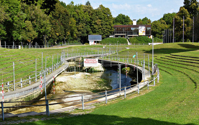 Der Wasserkanal der Profis und die Zuschauerränge