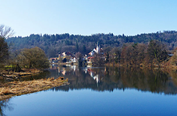 Der Fluss Regen im Frühjahr und Herbst