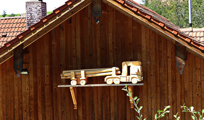 Holzschnitzerei im Greifvogelpark Menter in Konzenberg
