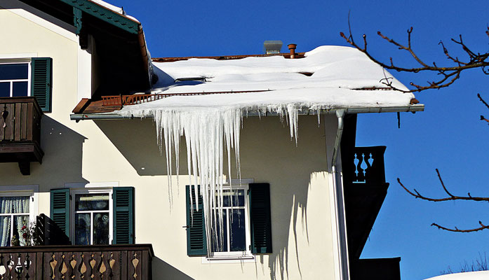 Eis am Hausdach in Schliersee