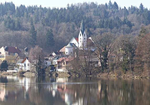 Der Fluss Regen im Frühjahr und Herbst