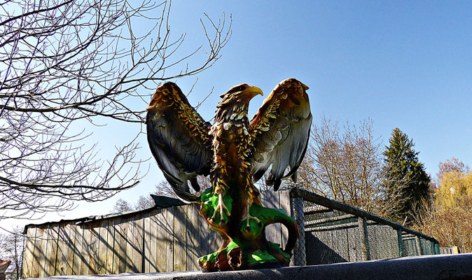 Holzschnitzerei im Greifvogelpark Menter in Konzenberg