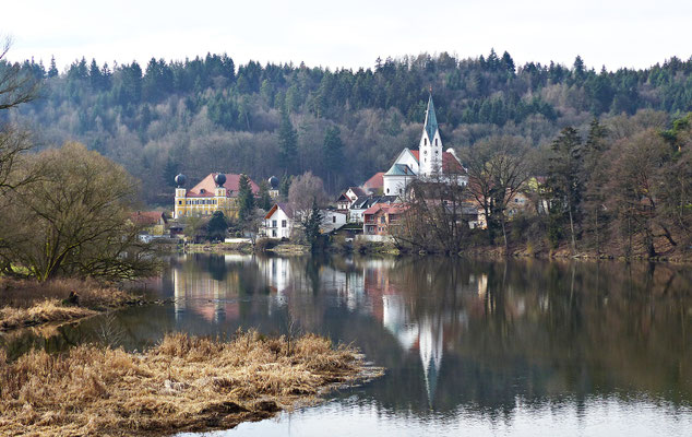 Der Fluss Regen im Frühjahr und Herbst