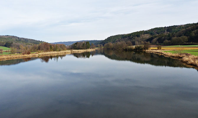 Der Fluss Regen im Frühjahr und Herbst