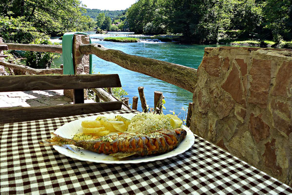 Ganz schlecht gemachter Fisch im Bistro Papno