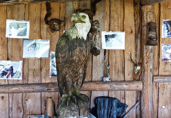 Holzschnitzerei im Greifvogelpark Menter in Konzenberg