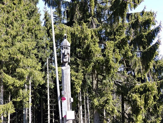 Holzschnitzerei auf dem Auerberg