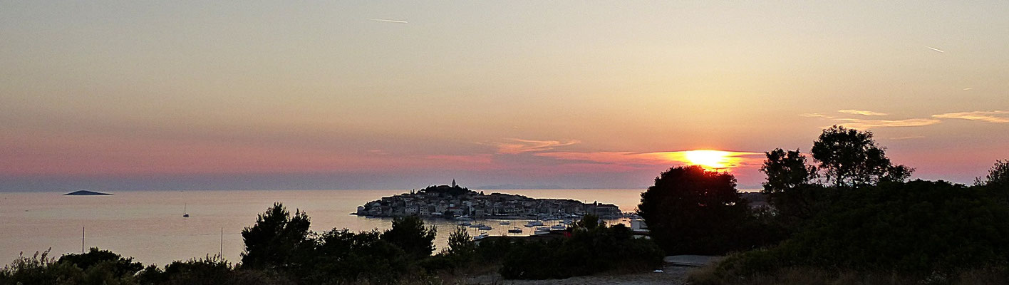 Blaue Stunde und ein Sonnenuntergang bei Primosten