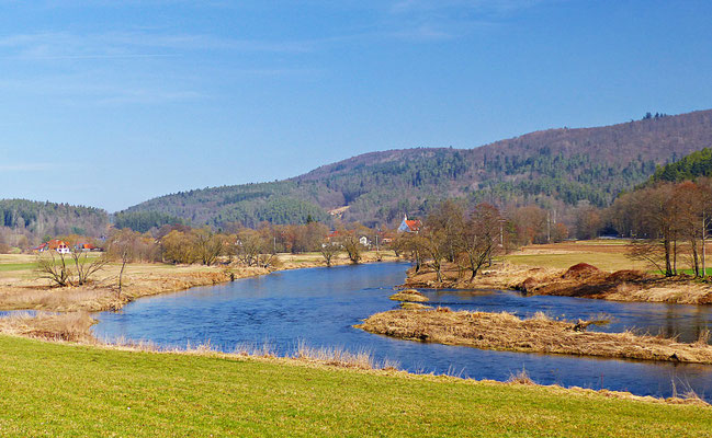 Der Fluss Regen im Frühjahr und Herbst