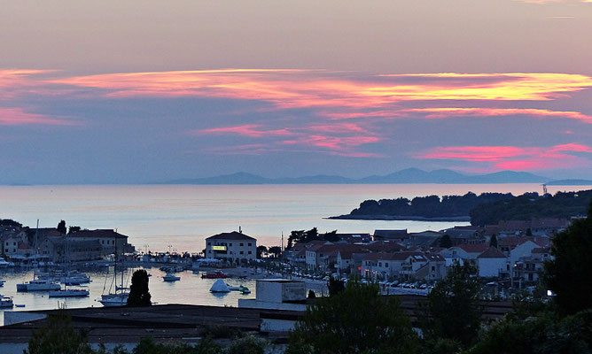 Blaue Stunde und ein Sonnenuntergang bei Primosten