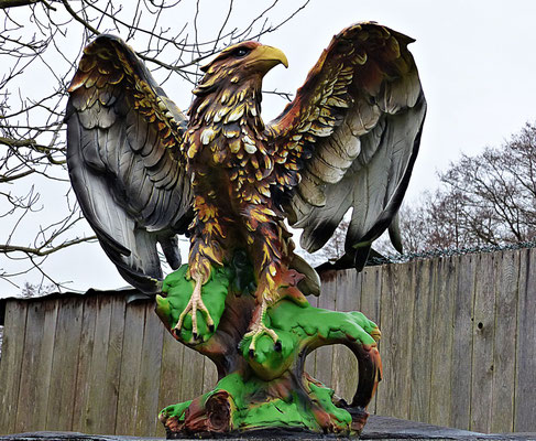 Holzschnitzerei im Greifvogelpark Menter in Konzenberg