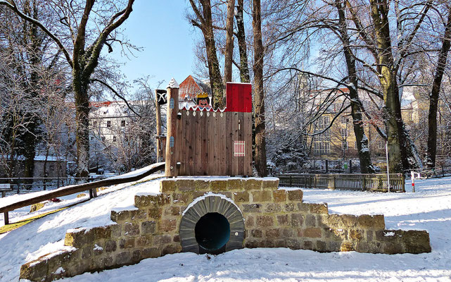 Kinderspielplatz mit Figuren der Puppenkiste