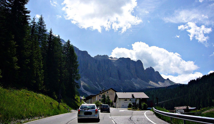 Links das Grödnerjoch