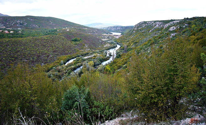Blick auf die Staumauer bei Nijive