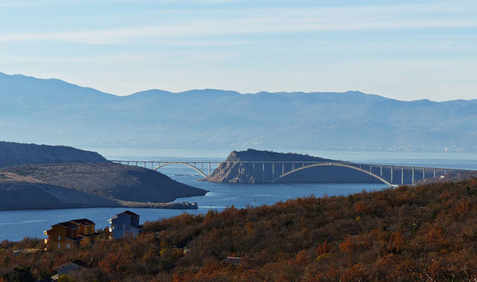 Blick auf die Brücke von Krk