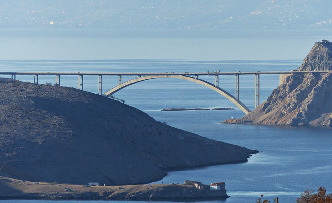 Blick auf die Brücke von Krk
