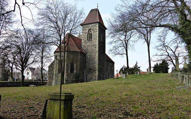Schöne alte Kirche beim Friedhof