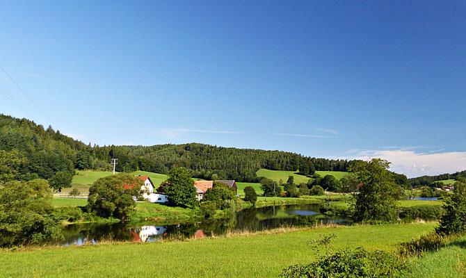 Der Fluss Regen im Sommer